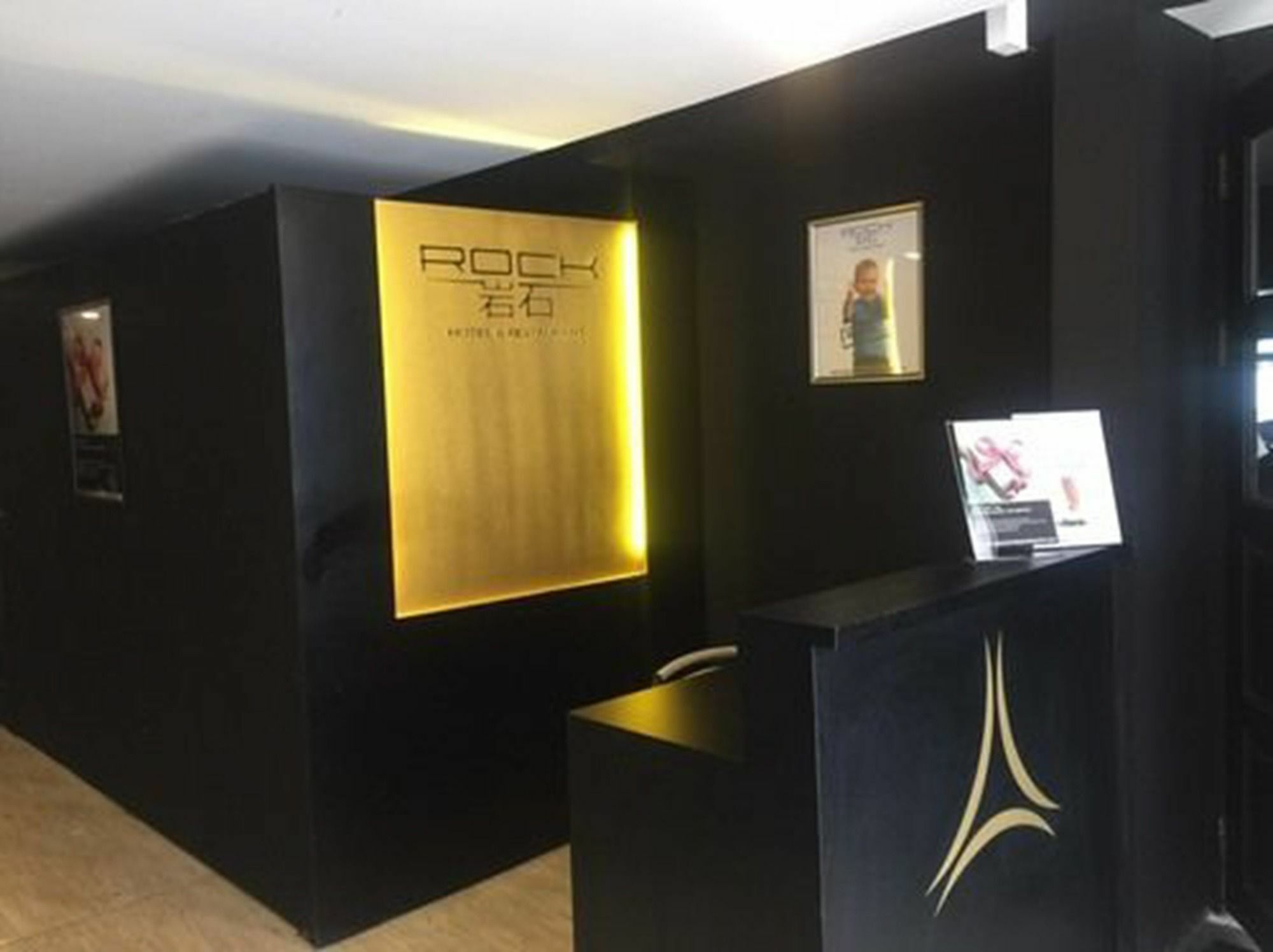 Rock Hotel Bangkok Bagian luar foto